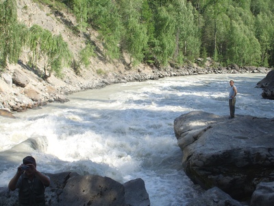 Порог "Бегемот". Стоя на камне, чувствуешь удары воды.